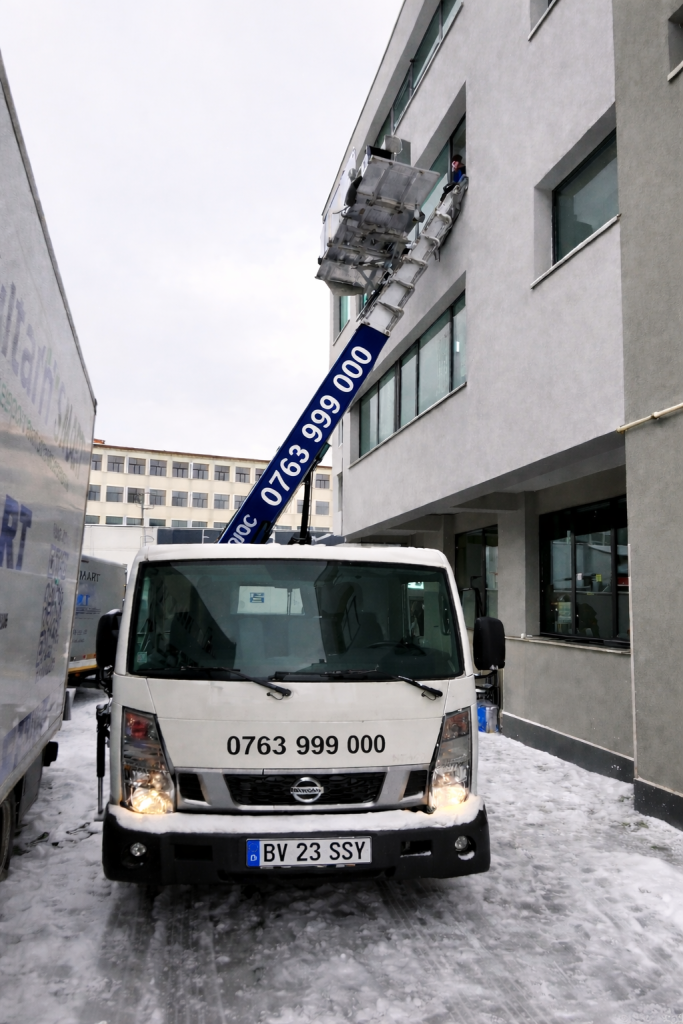 Lift exterior Clayon în acțiune, ridicare materiale la bloc în Brașov