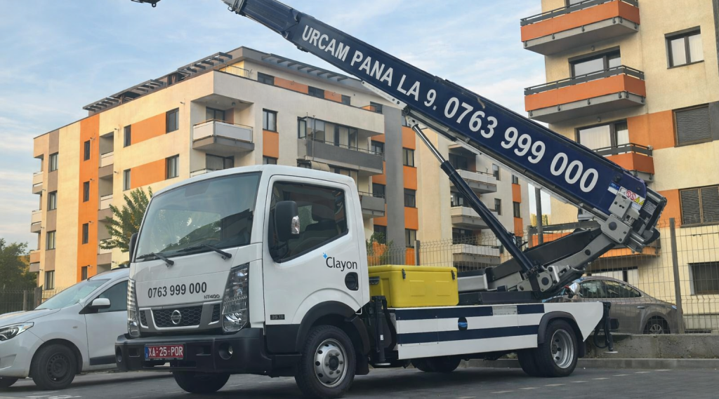 Camion Clayon cu lift exterior și brațul ridicat în Brașov