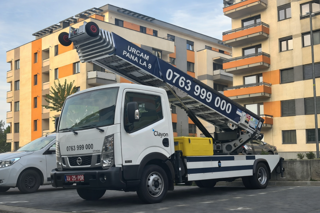 Camion Clayon cu liftul exterior pliat, pregătit de transport